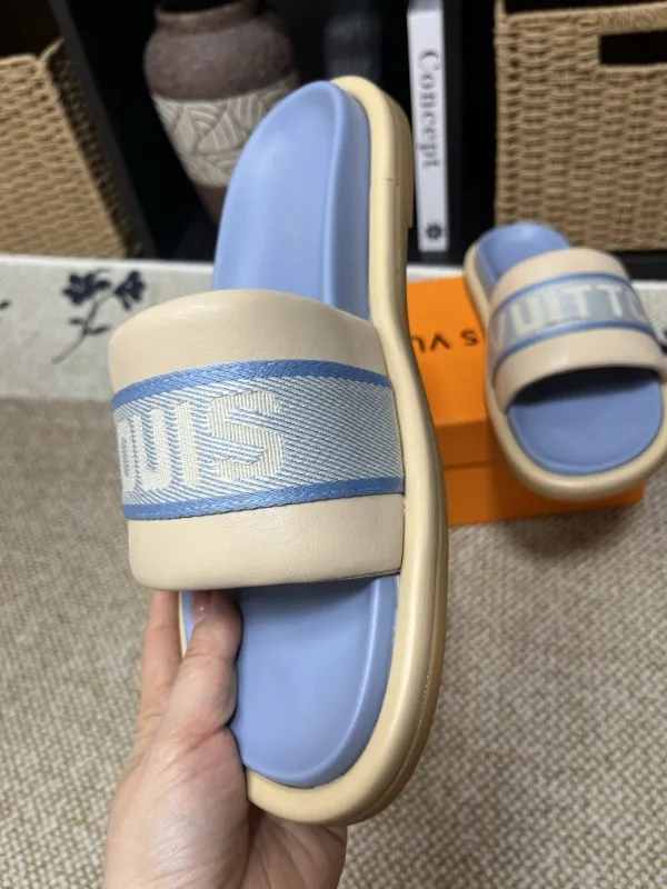 P320💰[New model] Long-term availability, 2025 new model, couple model [LOUlS VUlTTON] comes with drawer box, bag, card, invoice "Louis Vuitton ~ unique modern sandals. 》LV counter purchasing 🏃Men's and women's casual slippers, sold at the same time at the counter, the original old flower material upper is soft and comfortable, (refuses to discolor and rub the feet) sole: original factory special combination original sole, code number: 35--46 4 multiple colors 🉑️ to choose from